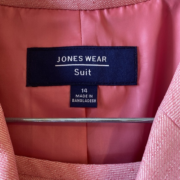 Jones Wear Suit. Size 14. Like new! Pink! Jacket and skirt - Picture 2 of 2